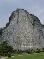 In Wat Yan, ca. 180 km sdlich von Bangkok, wurde mittels Laser ein 130 Meter hohes Buddhabildnis an einer Felswand angebracht. Das Bildnis entstand anllich des 50-jhrigen Jubilums der Thronbesteigung von Knig Bhumibol im Jahr 1996. An den Knien hat das Bildnis eine Breite von 70 Metern. (Mai 2006)