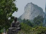 Die Felswand mit dem durch Laser aufgebrachten Buddha Bild, im Wat Yan, ca. 180 km sdlich von Bangkok, am 14.05.2006