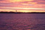 Sonneuntegan an der Kieler F�rde mit einem Leuchtturm (4)  ...