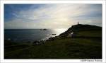 Cornwall Cape Cornwall - 'Cape Cornwall (kornisch: Pen Kernow) ist eine schmale Landspitze in Cornwall, Gro�britannien. Sie liegt ca. 6,7 Kilometer n�rdlich vom Land's End in der N�he von St Just in Penwith.

Der Atlantik wird vom Kap in mehrere Gew�sser aufgeteilt: Im Norden beginnt hier der Bristolkanal sowie die Irische See und im S�den der �rmelkanal.

Fr�her galt die Landspitze als westlichster Punkt Englands, bis genaue Messungen ergaben, dass Land's End der westlichste Punkt ist. Am Cape Cornwall befinden sich ein Aussichtspunkt, ein Parkplatz und �ffentliche Toiletten f�r die Touristen.' Quelle: Wikipedia
