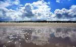Ostfriesische Inseln Wolkenspiegel am Strand  auf Spiekeroog
