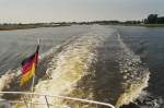 Fischland-Dar� Ausfahrt mit der 'Wei�en Flotte' aus dem Bodden-Kanal-Hafen Zingst in Richtung Barth �ber den folgenden Barther Bodden. Bei diesem knalligen Sommerwetter ist Ostsee schon fantastisch.
Fotos wurden mit 'Praktica-MTL 50' mit Negativ-Farbfilm DIN 200 geschossen, August 2007.