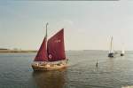 Fischland-Dar� Das typisch maritime Bild hier an der mecklenburgischen Boddenlandschaft sind die teilweise schon recht alten Boddensegler - die Zeesboote. Das weithin sichtbare Erscheinungsbild sind die aus langer Vorzeit �berlieferten rotbraunen Segel. Einstmals Fischerboote der Boddengew�sser, historisch sehr wertvolle Zeitzeugen. Zu DDR-Zeiten trotz vieler privater Bem�hungen leider immer mehr am Aussterben, so erlebte diese �ra nach der Wende wieder ein gl�ckliches Aufbl�hen ! Viele Neubauten sind inzwischen in kleinen Werften entstanden und bestechen mit ihrer klassischen Sch�nheit. Erfreuen wir uns also als Urlauber und maritime Fotografen an diesen Klassikern der mecklenburgischen Boddengew�sser. August 2007.