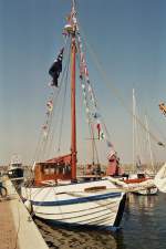 Fischland-Dar� Ankunft im Barther Bodden-Hafen, hier kann man in der Saison Schiffe 'guggen' und das stundenlang ... Man kann abends allerdings auch hier in das Hafentheater gehen, sehr romantisch so am Bodden - einfach ein Mu� !! Man mu� sich schon losrei�en um auch noch was von der alten historischen Hafenstadt zu sehen. Fotografieren dauert ja auch so seine Zeit und die Motive werden nicht weniger. Und die wei�e Flotte hat ja auch ihre Abfahrtzeiten ... August 2007
