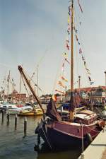 Fischland-Dar� Hier noch mal ein Blick auf den bunten Barther Hafen, im Vordergrund ein typisch alter Holl�nder. Dort auch zu Hause auf den Kan�len und Gew�ssern des Landes. Fotos wurden mit 'Praktica-MTL 50' mit Negativ-Farbfilm DIN 200 geschossen. August 2007.