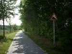 Inseln R�gen und Hiddensee Hier geht es ganz sch�n abw�rts auf einem Rad-und Wanderweg bei Bergen/R�gen.