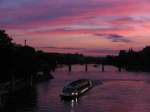 Seine 'Paris by night'. Eine Rundfahrtboot auf die Seine bei Pont Neuf w�hrend die Sonnenuntergang am 31-5-2009. 