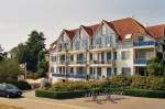 Fischland-Dar� Einmal auf dem Deich um 180� gedreht, begr��en den Urlauber gleich diverse Ferienhotels, die sicher keine W�nsche offenlassen. In herrlichster Wasserlage genie�t man hier auch am Abend einen herrlichen Hafenblick, langweilig ist es hier nie. Foto: August 2007 
