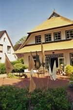 Fischland-Dar� In der Hafenstra�e 2007 neu entstanden und auch dem alten Dorfcharakter hervorragend angepa�t, eine Kunstboutique mit maritimen Flair. Foto: August 2007
