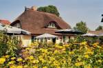 Fischland-Dar� Unterwegs im alten Kerndorf begegnen einem auch solche kuschligen Cafe's fern aller Urlauberhektik - einfach pure Erholung. Spazierg�nge durch die alten Stra�en und Gassen sind einfach ein Mu� !! Gen�gend Speicherchip's mitnehmen ... Foto: 08/2007