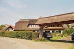 Fischland-Dar� Moderne Ferienanlagen mitten im alten Dorfkern m�ssen sich nicht abheben. Architektonisch herrliche L�sung - toll realisiert. Der Strand ist auch nicht weit, das ist eben der Charakter des gesamten Landstriches. Foto: 08/2007 