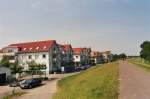 Fischland-Dar� Ist man durch Zingst durch am Hauptstrand, so wandelt sich der Orts-Charakter aber doch noch etwas ... Hier stehen dann doch moderne Ferienanlagen und zahlreiche tolle Hotels direkt in Strandn�he hinter dem Deich. Im Vordergrund die 'Residenz am Strand', Ferienwohnungen mit modernstem Comfort. Nach dem Erwachen kann man morgens gleich sein k�hles Ostsee-Bad nehmen ... Auf den Deichanlagen kann man nach dem Fr�hst�ck dann  unendliche Tagestouren mit dem Rad unternehmen. Aber auch hier sind leider r�cksichtslose 'Raser' per Rad unterwegs !!
Foto: 08/2007
