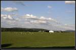Das waldreiche Sauerland wird teilweise auch landwirtschaftlich genutzt. Im Bild ...