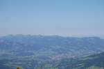 Oberallg�u Diese zusammenh�ngende Bergkette, beginnend von links mit dem Hochgrat, l�sst sich in einer Tagestour �berwinden. Am Ende hat man das Rindalphorn, den Stuiben und weitere Gipfel �berwunden und kommt mittig im Bild auf dem Mittag an. F�r gewohnte Bergwanderer kein Problem. Aufgenommen am 15.8.2009 vom Iseler aus.