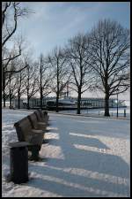 Allgemein Die 'Moby Dick' gefangen im Eis am F�hranleger der Greenwichpromenade des Tegeler See (Berlin Alt-Tegel)