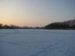 Nordwestmecklenburg Grevesm�hlen; Sonnenuntergang am zugefrohrenen und verscheiten Ploggensee, 16.02.2010