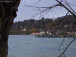 Karwendelgebirge Ein Blick zwischen Stamm und dessen Ast auf die kleine und bescheidene Hafenanlage von Starnberg. 28.03.2010