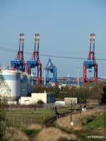 Blick auf die Containerbr�cken des Eurogate (vorne) und die des ...