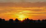 Sonnenuntergang hinter K�fering. Standort war Mangolding. (04.10.2010)  ...