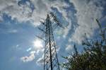 Hochspannungsmast im Gegenlicht der Fr�hlingssonne - bei Br�hl - 15.04.2011 ...