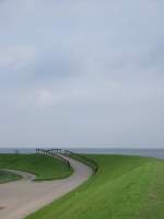 Hamburg Weg �ber den Deich in das Watt nahe des Hafens auf der Insel Neuwerk.  28.07.2007