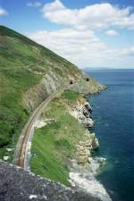 Co. Wicklow Zwischen Bray und Greystones lassen die Wicklow Mountains und das anbrandende Meer den Verkehrswegen wenig Platz. 
Juni 2001