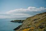 Howth Head Immer wieder einmalig sch�n: der Howth Cliff Walk, hier mit Blick Richtung S�den auf den Baily Leuchtturm
(04/2002)  
