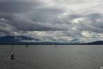 Dunkle Wolken ziehen am 15.8.2011 �ber den Bodensee.  ...
