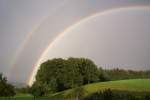 Kreis Traunstein Am Aben des 10. Juli 2007 gab es diesen Regenbogen f�r fast eine halbe Stunde zum greifen nah �ber Taching am See.