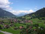 Thun, Thunersee Blick ab der Tellenburg bei Frutigen in Richtung Thunersee. Vorn liegt Frutigen und im Hintergrund sind Sigriswiler Rothorn und Niederhorn zu erkennen.