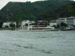 Mittelrheintal Wie immer reger Schiffsverkehr im Mittelrheintal bei St. Goarshausen.