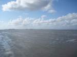 Hamburg Da liegt sie nun fast einsam im Wattenmeer, die kleine Insel. Blick zur�ck nach Neuwerk auf dem Weg nach Sahlenburg.  28.07.2007