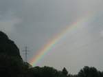 Regenbogen Hochspannungmasten und Regenbogen.
