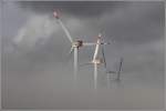 Wegen des Nebels ist der Blick auf die Windr�der nur ...