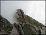 Pilatus Pilatus Kulm am 19.07.2007. Wolken kommen aus Richtung Luzern und h�llen alles ein. Fernsicht Null.