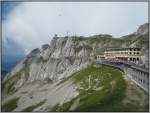 Pilatus Blick auf die Aussichtsterasse und eines der Restaurants auf dem Pilatus Kulm. Auch die Streitkr�fte der Schweiz sind hier pr�sent mit einer Radarstation oder �hnliches. W�hrend meines Besuchs auf dem Pilatus landete dort sogar ein Hubschrauber. (19.07.2007)