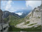 Pilatus Blick von dem Pilatus Kulm �ber die Bergwelt. Der Geb�udeteil in der linken unteren Bildecke geh�rt zur Station der Pilatus-Zahnradbahn. (19.07.2007)