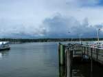 Allgemein Blick auf den Wannsee in Berlin.
Schiffsanlegestelle der Stern,- und Kreisschiffahrt am Wannseeufer 
an der Ronnebypromenade . Vor dieser Kulisse baten mich heute ( 04.09.2007 ) Nachmittag kurz nach 14:00 Uhr 
zwei nette junge Leute ob ich sie dort nicht einmal fotografieren k�nnte .
Ich hoffe das Foto ist gelungen . 
Leider gingen wir dann ohne ein Wort voneinander . 
Falls Ihr durch Zufall auf dieses Foto hier gelangen solltet k�nnt Ihr Euch gern einmal melden,dann gibt`s nat�rlich auch das Souvenir das ich gemacht habe. Gru� Rolf  Mail an : rokoe89@hotmail.com 
