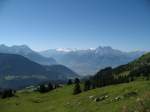 Alpes Vaudois Blick von Berneuse auf den Dents-de-Midi und einen Teil der Walliser Alpen. Neben den Dents-de-Midi sieht man einen Schneefleck. Es handelt sich um den schneebedeckten Gipfel des Monts-Blanc.
(Juli 2007)