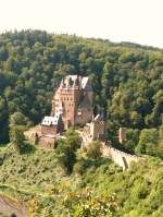 Moseltal Burg Eltz bei Moselkern.
Mit ihren vielen T�rmchen, Erkern und Steild�chern sieht sie aus wie eine M�rchenburg. Sie ist nie zerst�rt worden und von daher geschichtlich sehr interessant.