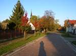 Jerichower-Land Hier hat sich der Herbst viel M�he gegeben bei der Laubf�rbung.
Ein Blick von der Stra�e ' Im Winkel ' aus in Richtung Kirchturm in Niegripp .
( 27.10.2005 )
