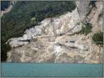 Vierwaldst�dter See Steile Felsw�nde am Vierwaldst�tter See, hier kurz nach verlassen von Fl�elen. Man beachte die Stra�e, die in die Felsen gehauen wurde. (Juli 2007)