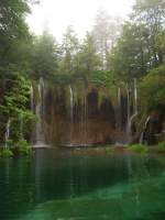 Plitvicka jezera Glasklares Wasser, saftgr�ne W�lder in einer imposanten Zusammenstellung - die Plitvicer Seen! 
Hier, mitten im Karst, liegen auf verschiedenen H�henniveaus am Ursprung der Korana viele kleine und gro�e Seen, verbunden durch viele Wasserf�lle. Lauf und Lage der Seen und Wasserf�lle �ndern sich st�ndig, was den besonderen einmaligen Reiz dieser Urwaldlandschaft mit ausmacht.        10.08.2007