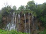 Plitvicka jezera Einer der vielen Wasserf�lle, die die oberen Seen miteinander verbinden, gelegen in einer einzigartigen Urwald-Seen-Karst-Landschaft.       10.08.2007
