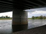 Jerichower-Land Diese Stelle wird sicher den meisten Elbe-Radwegtouristen in Erinnerung sein. 
Genau unter der Trogbr�cke des Wasserstra�enkreuzes Magdeburg am Ostufer in Hohenwarthe .
Hier an diesem Br�ckenpfeiler ist noch deutlich zu erkennen wie hoch die Elbe beim Hochwasser angestiegen war. ( 11.09.2007 )