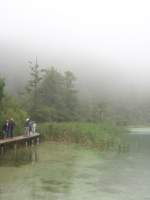 Nebel Touristen am obersten der Plitvicer Seen. Nationalpark Plitvicka jezera, Kroatien, 10.08.2007. 