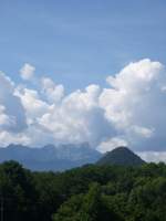 4-Seen-Tal Ein mir unbekannter, sehr regelm��ig geformter Berg, dahinter die massigen imposant ausschauenden Karawanken. Gesehen an der Stra�e von Keutschach nach Velden kurz vor Schiefling am See.      

12.08.2007