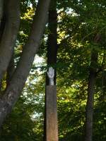 Th�ringer Wald, Rennsteig Die Eiserne Hand. Ein markantes Wanderziel auf dem Kohlberg nahe Fischbach und Altendambach, ca. 8 km von Schleusingen weg. In Richtung Altemdambacher H�he schlie�t sich das Wolfsgeh�u an, nach Fischbach geht's richtig stark hinab (eine tolle Fahrradstrecke!!!!!).      
Leider ist der Betonmast, auf dem Hand sitzt, nicht allzu schm�ckend...    16.09.2007