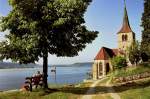 Bieler-, Neuenburger-, Murtensee Blick auf den Bielersee. Rechts die Kirche von Ligerz (Mai 1993).