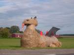 Jerichower-Land Und am Ortseingang aus Richtung Burg wartet dieser Drache aus Harry Potter auf G�ste zum Erntedankfest in Stegelitz .
( 20.09.2007 )
